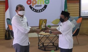 Sosialisasi Jabatan Fungsional Penggerak Swadaya Masyarakat SERAHKAN CINDERAMATA: Sekretaris DPMD Provinsi Jawa Barat Wahyudin (kanan) menyerahkan cindramata kepada Kepala Pusat Pembinaan Jabatan Fungsional dan Kementerian Desa, Hasan Maani (kiri).