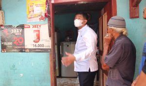 Wakil Bupati Sumedang, Erwan Setiawan saat melihat kondisi rumah warga yang tertimpa tiang listrik, Jumat (22/10).