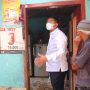 Wakil Bupati Sumedang, Erwan Setiawan saat melihat kondisi rumah warga yang tertimpa tiang listrik, Jumat (22/10).