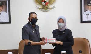 Plt. Wali Kota Cimahi Ngatiyana (kiri) dan Asisten Pemerintahan dan Kesejahteraan Rakyat Maria Fitriana (kanan) lakukan pencanangan bulan PMI 2021 di Ruang Rapat Wali Kota Cimahi. (Intan Aida/Jabar Ekspres)