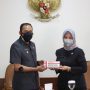 Plt. Wali Kota Cimahi Ngatiyana (kiri) dan Asisten Pemerintahan dan Kesejahteraan Rakyat Maria Fitriana (kanan) lakukan pencanangan bulan PMI 2021 di Ruang Rapat Wali Kota Cimahi. (Intan Aida/Jabar Ekspres)