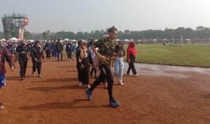 Salah satu pria sedang melakukan olahraga lari di kawasan Lapangan Brigif Kujang 15, Minggu (24/10). (Intan Aida/Jabar Ekspres)