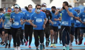 Gubernur Jawa Barat Ridwan Kamil saat membuka Pocari Sweat Run Indonesia 2021 di Gedung Sate, Kota Bandung, Minggu (24/10/2021) pagi. Ajang lari tersebut menerapkan prokes ketat dan jarak antarpelari diatur. (Foto: Rizal FS/Biro Adpim Jabar)