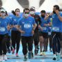 Gubernur Jawa Barat Ridwan Kamil saat membuka Pocari Sweat Run Indonesia 2021 di Gedung Sate, Kota Bandung, Minggu (24/10/2021) pagi. Ajang lari tersebut menerapkan prokes ketat dan jarak antarpelari diatur. (Foto: Rizal FS/Biro Adpim Jabar)