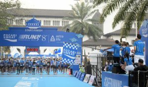 Gubernur Jawa Barat Ridwan Kamil saat membuka Pocari Sweat Run Indonesia 2021 di Gedung Sate, Kota Bandung, Minggu (24/10/2021) pagi. Ajang lari tersebut menerapkan prokes ketat dan jarak antarpelari diatur. (Foto: Rizal FS/Biro Adpim Jabar)