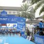 Gubernur Jawa Barat Ridwan Kamil saat membuka Pocari Sweat Run Indonesia 2021 di Gedung Sate, Kota Bandung, Minggu (24/10/2021) pagi. Ajang lari tersebut menerapkan prokes ketat dan jarak antarpelari diatur. (Foto: Rizal FS/Biro Adpim Jabar)