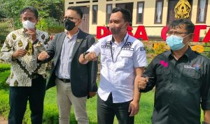 Tenaga Ahli Anggota Komisi V DPR RI Ir. Anang Susanto, Praha. (meneganakan kemeja putih)