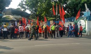 Suasana unjuk rasa yang dilakukan mantan karyawan PT. Soko Lancar tepat didepan pintu gerbang masuk perusahaan, Senin (25/10). (Intan Aida/Jabar Ekspres)