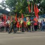 Suasana unjuk rasa yang dilakukan mantan karyawan PT. Soko Lancar tepat didepan pintu gerbang masuk perusahaan, Senin (25/10). (Intan Aida/Jabar Ekspres)