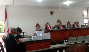 Suasana persidangan terdakwa Aa Umbara Sutisna. Senin (25/10). (Foto: Sandi Nugraha)