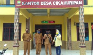 Pilkades, Incumbent Desa Cikahuripan Sumedang Ini Klaim Capaiannya di Periode Pertama Sudah 90 Persen Calon kades Desa Cikahuripan (Incumbent), Uun (peci hitam) bersama sang istri dan perangkat desa di depan kantor