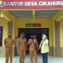 Calon kades Desa Cikahuripan (Incumbent), Uun (peci hitam) bersama sang istri dan perangkat desa di depan kantor