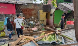 Salah satu warung nasi rusak parah akibat peristiwa tabrakan di kawasan Baros, Senin (25/10). (Intan Aida/Jabar Ekspres)