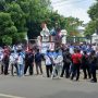 UNJUK RASA: Ratusan buruh melakukan aksi tuntutan kenaikan upah tahun 2022 di depan kantor Wali Kota Cimahi, Jalan Rd. Demang Hardjakusumah.
