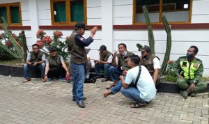 Kepala Desa Tenjolaya, Mamad (berdiri) saat berikan arahan kepada perangkat dan satgas Covid-19 Desa Tenjolaya. (Istimewa)