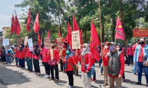 Puluhan peserta unjuk rasa di depan Gedung DPRD Kota Cimahi, beberapa waktu lalu. (Intan Aida/Jabar Ekspres)
