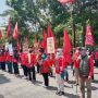 Puluhan peserta unjuk rasa di depan Gedung DPRD Kota Cimahi, beberapa waktu lalu. (Intan Aida/Jabar Ekspres)