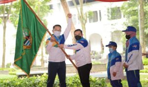 Chef de Mission (CdM) atau Ketua Rombongan Kontingen Jabar di ajang Pekan Paralimpiade Nasional (Peparnas) XVI Tahun 2021 di Papua, Dedi Supandi (kanan) dan Gubernur Jabar M Ridwan Kamil (kiri). (ANTARA/HO-Humas Pemprov Jabar)