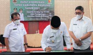 Dadang Supriatna saat Rapat Koordinasi Lanjutan terkait Tindak Lanjut Rakornas Penanggulangan Kemiskinan Ekstrem di Sutan Raja Hotel, Soreang, Rabu (27/10).