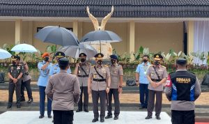 Kapolri Jenderal Polisi Listyo Sigit Prabowo bersama Panglima TNI Marsekal Hadi Tjahjanto saat memimpin penyaluran bansos dan vaksinasi di Sespim Pol Lembang.