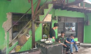 Warung Sate di Cimahi yang Dihantam Mobil Alami Kerugian Hingga Puluhan Juta Warung sate yang dihantam mobil milik Dadang Supriyanto di Jalan HMS Mintaredja kembali dibuka.