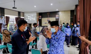 Plt Wali Kota Cimahi Ngatiyana saat meninggalkan tempat usai acara selesai, Kamis (28/10). (Intan Aida/Jabar Ekspres)