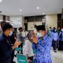 Plt Wali Kota Cimahi Ngatiyana saat meninggalkan tempat usai acara selesai, Kamis (28/10). (Intan Aida/Jabar Ekspres)