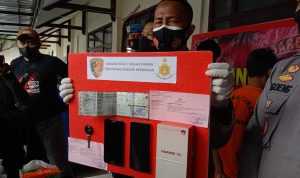 KONFERENSI PERS: Tiga barang bukti pencurian 2 handphone, 1 unit motor dan tersangka pencurian sudah diamankan, Kamis (28/10). (Intan Aida/Jabar Ekspres)