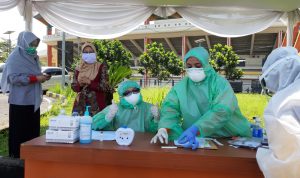 Ilustrasi: Tim Medis Dinas Kesehatan Kab. Bandung melaksanakan test swab antigen masal, beberapa waktu lalu. (Yully S Yulianty/Jabar Ekspres)