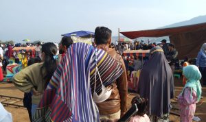 Pasar tumpah di lingkungan Pasir Candi, Kecamatan Cicalengka, Kabupaten Bandung, beberapa waktu lalu.