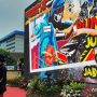 Kapolri Jenderal Pol Listyo Sigit Prabowo menyerahkan piala Bhayangkara Mural Festival 2021 kepada pemenang pertama di Lapangan Bhayangkara, Jakarta Selatan, Sabtu (30/10/2021). (ANTARA/Laily Rahmawaty)