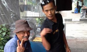 Sempat Jadi Selebritis, Ade Londok Kembali Jadi Tukang Jahit di Pinggir Jalan Ade Londok bersama penjual Odading mang oleh Foto: akun FB ade londok