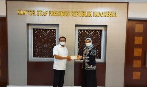 Direktur Inovasi dan Korporasi Universitas Padjadjaran atau Unpad Diana S (kanan) dan Kepala Staf Kepresidenan RI Moeldoko (kiri). (ANTARA/HO-Humas Unpad) alat deteksi covid-19 unpad