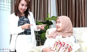 Anak Mulai Menyukai Lawan Jenis? Ini yang Orangtua Harus Lakukan terbuka: Berkomunikasi dua arah antara orang tua dan anak sangat penting dalam urusan perasaan anak bila mulai menyukai lawan jenis. (Ilustrasi diperagakan model. Deny Suksesti dan Nabila Calisya - Alfian Rizal/Jawa Pos)