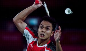 Pebulutangkis tunggal putra Indonesia Anthony Sinisuka Ginting mengembalikan kok ke arah tunggal putra Denmark Anders Antonsen dalam perempatfinal Olimpiade Tokyo 2020 di Musashino Forest Sport Plaza, Tokyo, Jepang, Sabtu (31/7/2021). Anthony Sinisuka Ginting berhasil lolos ke semifinal setelah menang 21-18, 15-21, dan 21-18. ANTARA FOTO/Sigid Kurniawan/foc.