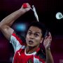 Pebulutangkis tunggal putra Indonesia Anthony Sinisuka Ginting mengembalikan kok ke arah tunggal putra Denmark Anders Antonsen dalam perempatfinal Olimpiade Tokyo 2020 di Musashino Forest Sport Plaza, Tokyo, Jepang, Sabtu (31/7/2021). Anthony Sinisuka Ginting berhasil lolos ke semifinal setelah menang 21-18, 15-21, dan 21-18. ANTARA FOTO/Sigid Kurniawan/foc.
