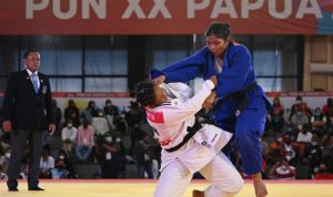 PON XX Papua, Bali Pemimpin Klasemen Sementara di Cabor Judo Judoka Bali Fania Farid (kanan) bertanding melawan judoka Jawa Barat Tiara Artha Gartia (kiri) dalam babak final nomor 78 kilogram putri cabang judo PON Papua di Graha Eme Neme Yauware, Timika, Kabupaten Mimika, Papua, Jumat (1/10/2021). Fania Farid menang dalam pertandingan itu sekaligus meraih medali emas, sementara medali perak diraih Tiara. ANTARA FOTO/Aditya Pradana Putra/foc.