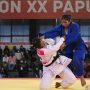 Judoka Bali Fania Farid (kanan) bertanding melawan judoka Jawa Barat Tiara Artha Gartia (kiri) dalam babak final nomor 78 kilogram putri cabang judo PON Papua di Graha Eme Neme Yauware, Timika, Kabupaten Mimika, Papua, Jumat (1/10/2021). Fania Farid menang dalam pertandingan itu sekaligus meraih medali emas, sementara medali perak diraih Tiara. ANTARA FOTO/Aditya Pradana Putra/foc.