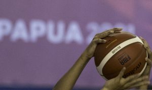 Arsip foto - Tangan pebasket putra Jawa tengah berebut bola dengan pebasket putra Jawa Barat pada pertandingan Basket Putra 5x5 PON XX Papua di GOR Mimika Sport Complex, Rabu (29/9/2021). ANTARA FOTO/Novrian Arbi/YU