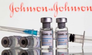 Botol berlabel vaksin COVID-19 dan jarum suntik terlihat di depan logo Johnson & Johnson dalam foto ilustrasi yang dibuat 9 Februari 2021. (ANTARA/Reuters/aww)