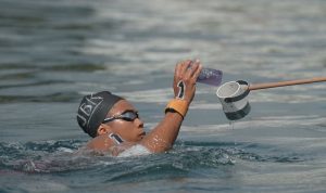 Aflah Fadlan Prawira meminum air saat bertanding di final renang perairan terbuka 10.000 M putra PON Papua di Teluk Yos Sudarso, Kota Jayapura, Papua, Selasa (5/10/2021). ANTARA FOTO/Fauzan/wsj.