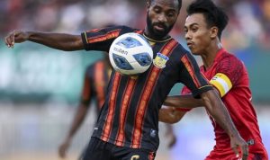 Hanya Kantongi Perak, Pelatih Sepak Bola Putra Aceh Sampaikan Ini Pesepak bola Papua Yeter Amohoso (kiri) berebut bola dengan pesepak bola Aceh Muhammad Rizky Yusuf (kanan) pada babak final Sepak Bola Putra PON Papua di Stadion Mandala, Kota Jayapura, Papua, Kamis (14/10/2021). Tim sepak bola putra Papua raih medali emas setelah kalahkan Aceh 2-0 . ANTARA FOTO/Zabur Karuru/hp.