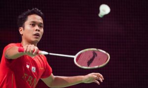 Pebulu tangkis Indonesia Anthony Sinisuka Ginting mengembalikan bola ke arah lawannya pebulu tangkis China Lu Guang Zu pada ajang Thomas Cup 2021 di Aarhus, Denmark, Minggu (17/10/2021). Indonesia berhasil menjuarai Thomas Cup 2021 setelah mengalahkan China dengan skor 3-0. ANTARA FOTO/Claus Fisker/Ritzau Scanpix via Reuters/aww.