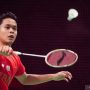 Pebulu tangkis Indonesia Anthony Sinisuka Ginting mengembalikan bola ke arah lawannya pebulu tangkis China Lu Guang Zu pada ajang Thomas Cup 2021 di Aarhus, Denmark, Minggu (17/10/2021). Indonesia berhasil menjuarai Thomas Cup 2021 setelah mengalahkan China dengan skor 3-0. ANTARA FOTO/Claus Fisker/Ritzau Scanpix via Reuters/aww.