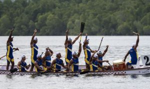 Tim Jawa Barat meluapkan kegembiraan usai finis pada posisi pertama dalam final Traditional Boat Race (TBR) 200 meter putra PON Papua di Teluk Youtefa, Jayapura, Papua, Senin (11/10/2021). Tim Jawa Barat berhasil meraih emas sementara perak diraih Kalimantan Tengah dan perunggu diraih Papua Barat. ANTARA FOTO/Nova Wahyudi/aww.