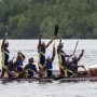 Tim Jawa Barat meluapkan kegembiraan usai finis pada posisi pertama dalam final Traditional Boat Race (TBR) 200 meter putra PON Papua di Teluk Youtefa, Jayapura, Papua, Senin (11/10/2021). Tim Jawa Barat berhasil meraih emas sementara perak diraih Kalimantan Tengah dan perunggu diraih Papua Barat. ANTARA FOTO/Nova Wahyudi/aww.