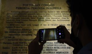 Mahasiswa mengunjungi Museum Sumpah Pemuda, di Jalan Kramat Raya No. 106, Jakarta, Selasa (27/10/2020). ANTARA FOTO/Indrianto Eko Suwarso/foc.