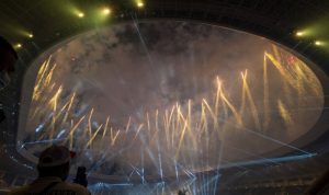 Upacara Penutupan PON XX Papua Akan Dimeriahkan oleh NOAH Pengunjung mengabadikan pesta kembang api dengan mengudakan ponsel pada pembukaan PON Papua di Stadion Lukas Enembe, Sentani, Kabupaten Jayapura, Papua, Sabtu (2/10/2021). ANTARA FOTO/M Agung Rajasa/YU