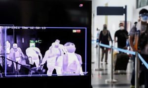 Orang-orang berdatangan melewati pemindai suhu di dermaga di Malaysia, Kamis (16/9/2021), setelah Langkawi kembali membuka daerahnya untuk wisatawan lokal, di tengah pandemi virus corona (COVID-19). ANTARA FOTO/REUTERS/Lim Huey Teng/RWA/djo