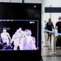 Orang-orang berdatangan melewati pemindai suhu di dermaga di Malaysia, Kamis (16/9/2021), setelah Langkawi kembali membuka daerahnya untuk wisatawan lokal, di tengah pandemi virus corona (COVID-19). ANTARA FOTO/REUTERS/Lim Huey Teng/RWA/djo